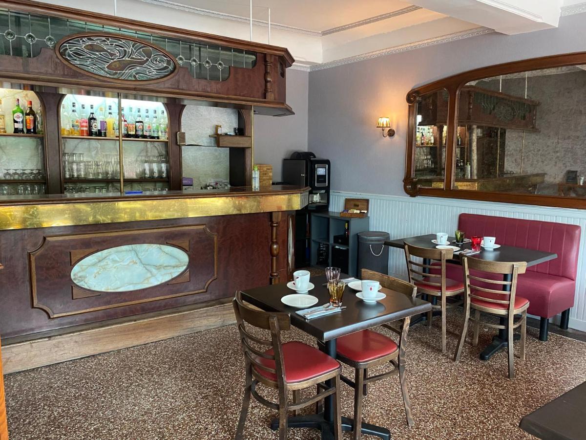 Hotel-Restaurant Les Trois Maures Verdun-sur-le-Doubs Exterior foto