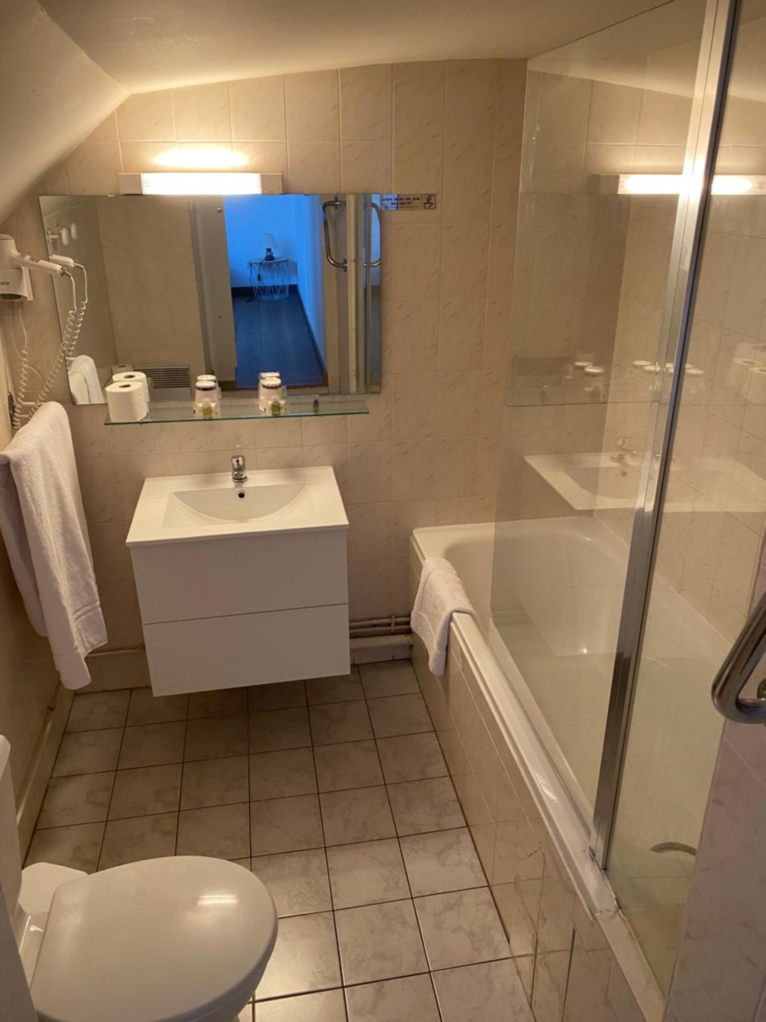 Hotel-Restaurant Les Trois Maures Verdun-sur-le-Doubs Quarto foto